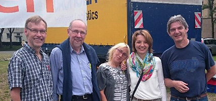 Das Gewinnfoto - Petra Mehlich mit den Vorsitzenden der Ev. Allianz Bielefeld und den Gottesdienstmoderatoren